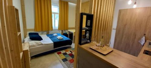 um pequeno quarto com uma cama e um espelho em Vila Kollár Apartmán Rosa 14 em Vysoké Tatry