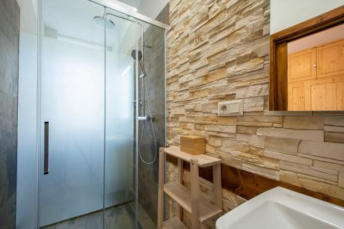 a bathroom with a glass shower and a sink at Vila Kollár Apartmán Rosa 14 in Vysoké Tatry