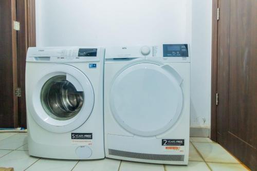 a washing machine and a dryer in a room at Cozy Staycation with Fa in Nairobi