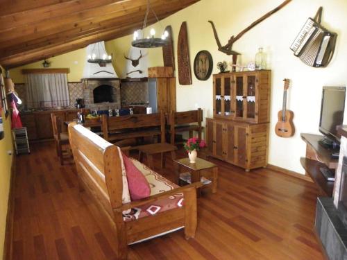 sala de estar con muebles de madera y cocina con guitarra en CHALET PRIVADO, PISCINA, WIFI AL MEJOR PRECIO, en San Juan de la Rambla