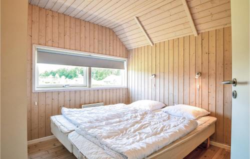 Llit o llits en una habitació de Awesome Home In Juelsminde With Kitchen