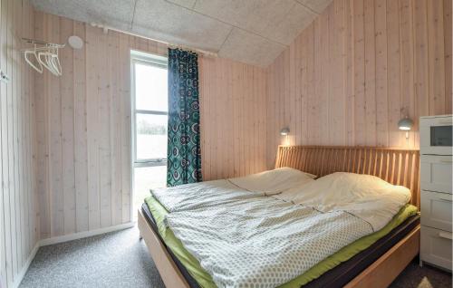 1 dormitorio con 1 cama grande y ventana en Amazing Home In Ejstrupholm With 4 Bedrooms, Sauna And Wifi, en Ejstrup