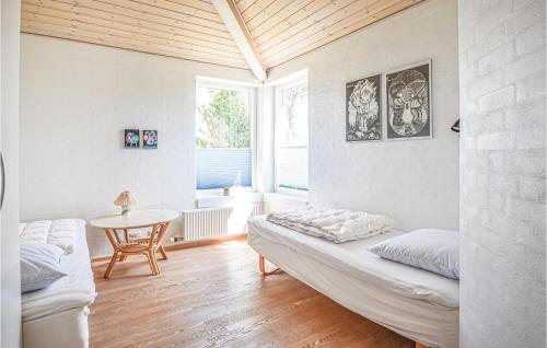 Cette chambre comprend un lit, une table et une fenêtre. dans l'établissement Amazing Home In Brkop With 4 Bedrooms And Wifi, à Hvidbjerg