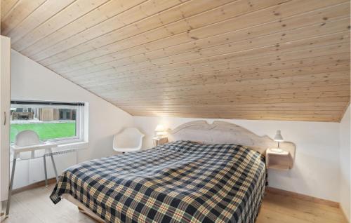 een slaapkamer met een bed en een houten plafond bij Cozy Home In Vinderup With House Sea View in Vinderup