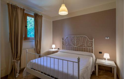 Schlafzimmer mit einem Bett und einem Fenster in der Unterkunft Amazing Home In Roseto Degli Abruzzi With Kitchen in Roseto degli Abruzzi
