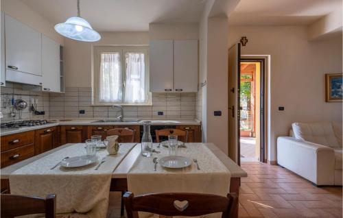 una cucina con tavolo e sedie e una cucina con divano di Amazing Home In Roseto Degli Abruzzi With Kitchen a Roseto degli Abruzzi
