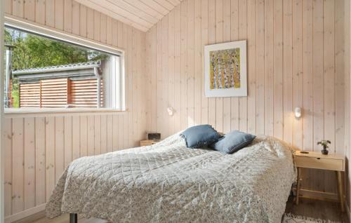 Un dormitorio con una cama con almohadas azules. en 4 Bedroom Awesome Home In Ebeltoft en Ebeltoft