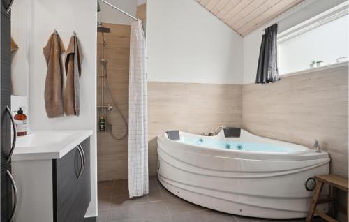Ett badrum på 4 Bedroom Awesome Home In Ebeltoft