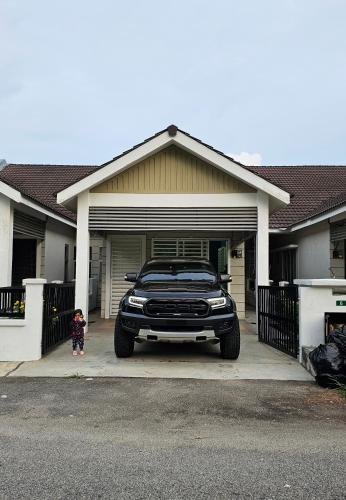 un camion nero parcheggiato davanti a una casa. di Homestay By MSH a Seri Iskandar