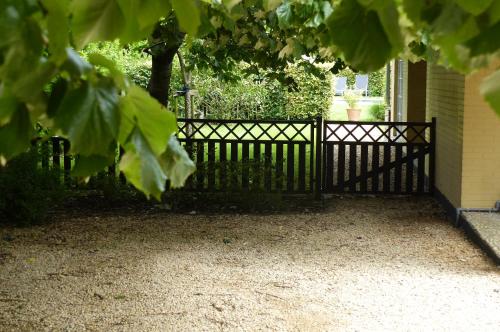 een zwarte ijzeren poort voor een huis bij Wood-and-work in Waver