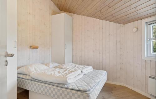 VejbyにあるAmazing Home In Vejby With Kitchenの木製の天井の客室のベッド1台分です。