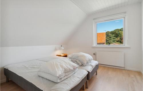 Habitación blanca con cama y ventana en Stunning Apartment In Hasle With House Sea View, en Hasle