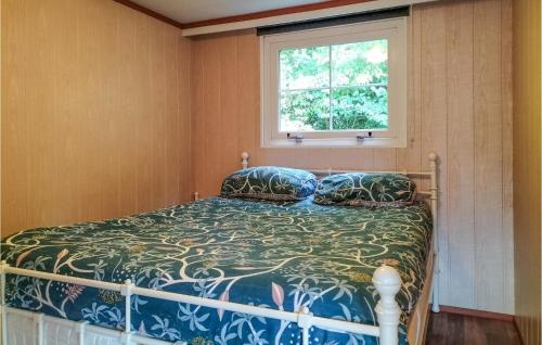 1 dormitorio con cama y ventana en 2 Bedroom Pet Friendly Home In Heinkenszand, en Heinkensand