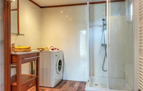 y baño con lavadora y ducha. en 2 Bedroom Pet Friendly Home In Heinkenszand, en Heinkensand