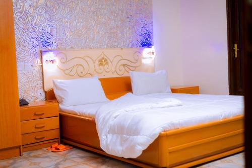 A bed or beds in a room at Emerald Villa