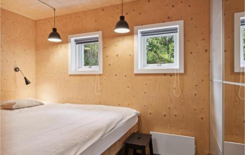 1 dormitorio con 1 cama y 2 ventanas en Nice Home In Ebeltoft With Kitchen en Ebeltoft