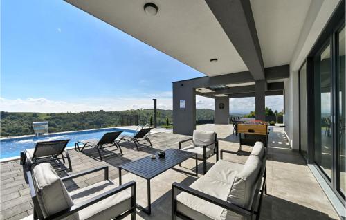 a patio with chairs and a table on a house at Beautiful Home In Gornji Kraljevec in Gornji Kraljevec