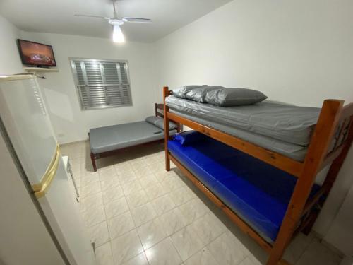 - une chambre avec des lits superposés dotés d'un matelas bleu dans l'établissement Lindo kit na quadra da praia, à Santos