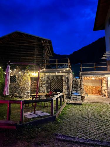 Pemandangan gunung umum atau pemandangan gunung yang diambil dari chalet