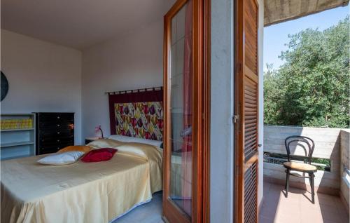 SantʼEgidio alla Vibrataにある3 Bedroom Gorgeous Home In St,egidio Alla Vibrataのベッドルーム(ベッド1台付)、バルコニーが備わります。