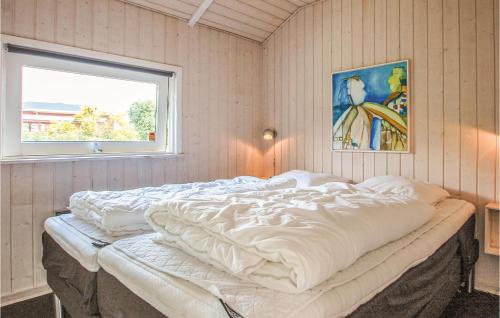 BrejningにあるBeautiful Home In Brkop With Wifiの窓付きの客室の大型ベッド1台分です。