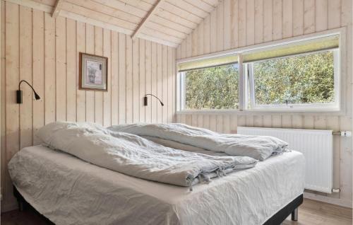 エーベルトフトにあるBeautiful Home In Ebeltoft With 5 Bedrooms, Sauna And Wifiの窓付きの部屋のベッド1台