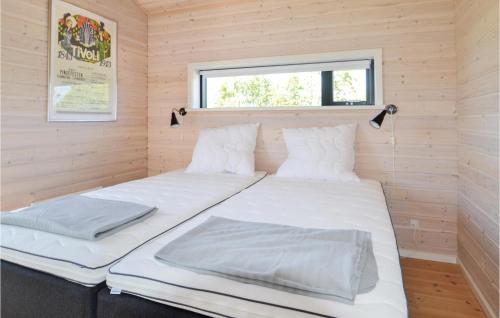 グレーノにあるNice Home In Grenaa With 4 Bedrooms And Wifiの窓付きの小さな部屋のベッド2台