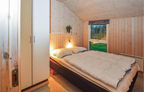 sypialnia z łóżkiem w pokoju z oknem w obiekcie Lovely Home In Juelsminde With Wifi w mieście Sønderby