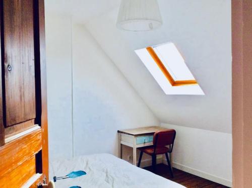 Zimmer mit einem Bett, einem Tisch und einem Stuhl in der Unterkunft Coeur du centre ville, joli 50m2 de charme, wifi in Le Touquet-Paris-Plage