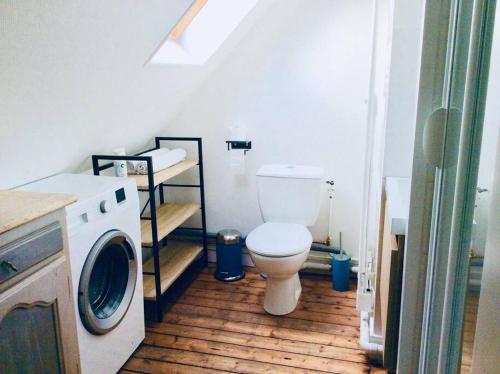 ein Badezimmer mit einem WC und einer Waschmaschine in der Unterkunft Coeur du centre ville, joli 50m2 de charme, wifi in Le Touquet-Paris-Plage