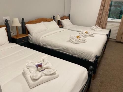 Ein Bett oder Betten in einem Zimmer der Unterkunft The Ladybower Inn