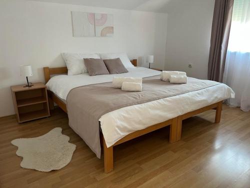 - une chambre avec un grand lit et 2 oreillers dans l'établissement Apartman Magnolija, à Zemun