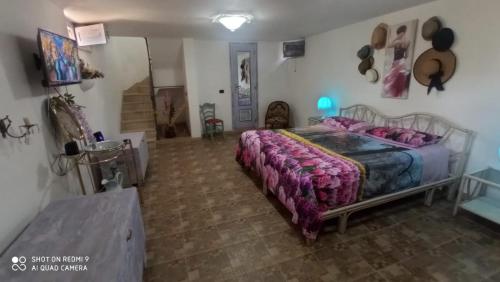- une chambre avec un lit et une couette violette dans l'établissement Piccolo Sogno, à Massafra
