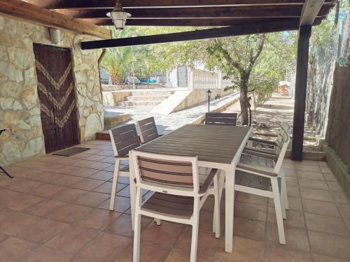 drewniany stół i krzesła na patio w obiekcie Bonita casa en el bosque - El Tiemblo w mieście El Tiemblo