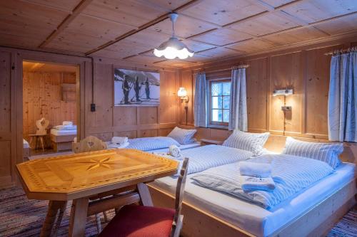 Zimmer mit 2 Betten und einem Tisch in der Unterkunft Ferienhaus Blendolma in Sankt Gallenkirch
