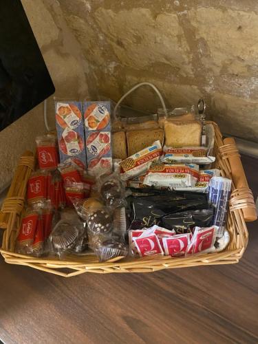 un cesto pieno di cibo e snack su un tavolo di Dimora Pietra Antica a Bari