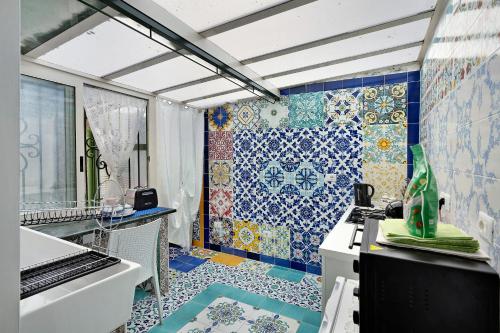 La salle de bains est revêtue de carrelage coloré. dans l'établissement Appartamento Menelao, à Cava deʼ Tirreni