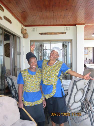 Un uomo e una donna che posano per una foto in veranda di Beachcomber Bay Guest House In South Africa a Margate