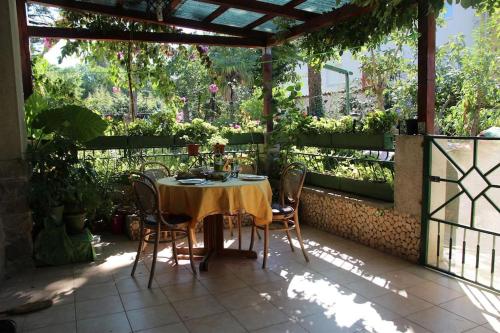 FLORA MARIS apartment with a terrace