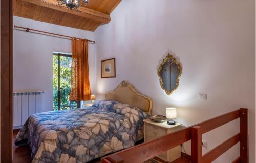 Beautiful Apartment In Caramanico Terme With 4 Bedrooms tesisinde bir odada yatak veya yataklar