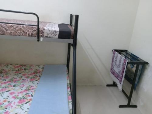 ein paar Etagenbetten in einem Zimmer in der Unterkunft NORIS GUEST HOUSE 2 in Gambang