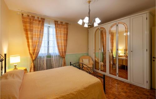 1 dormitorio con cama y ventana en Cozy Home In Servigliano With Sauna en Servigliano