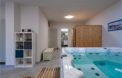 Habitación con baño con bañera grande. en Cozy Home In Servigliano With Sauna, en Servigliano