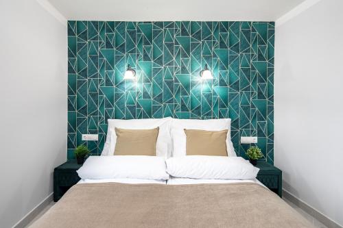 1 dormitorio con 1 cama grande y pared verde en Dessewffy Premium Apartment en Budapest