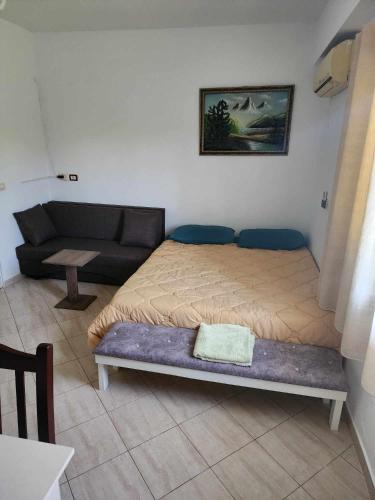 Postel nebo postele na pokoji v ubytování Cozy Studio by Ceni, Elbasan