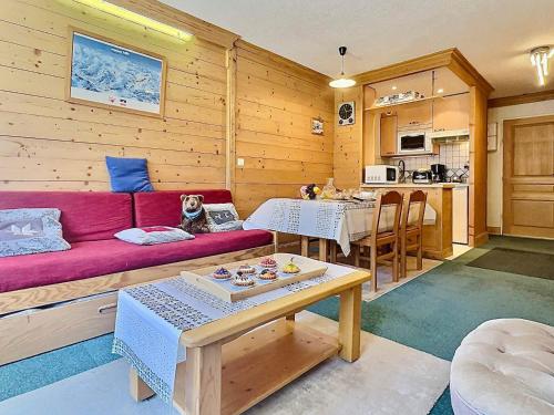 un salon avec un canapé rouge et une table dans l'établissement Tignes Val Claret - Apt 6 pers, balcon, ascenseur, pied des pistes - FR-1-411-405, à Tignes