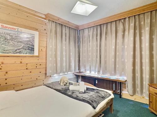 une chambre avec un lit et une grande fenêtre dans l'établissement Tignes Val Claret - Apt 6 pers, balcon, ascenseur, pied des pistes - FR-1-411-405, à Tignes