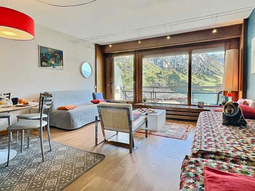 un salon avec un lit, une table et des chaises dans l'établissement Grand 2 pièces fonctionnel, balcon sud, cœur de station, 6 pers, parking inclus, proche pistes et commerces. - FR-1-411-381, à Tignes