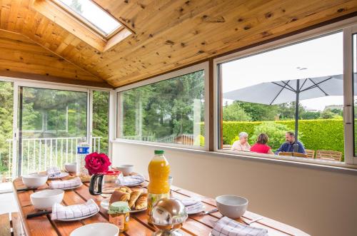 une salle à manger avec une table sur laquelle se trouve de la nourriture dans l'établissement Traditional Brittany Home, à Quessoy