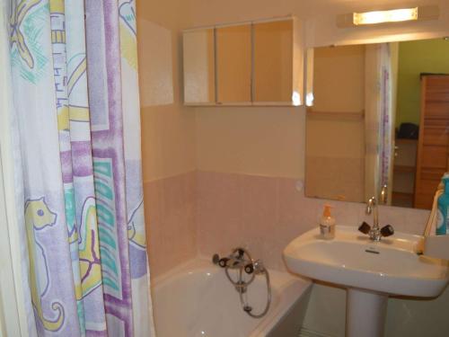 baño con lavabo y cortina de ducha en Appartement Cogolin, 2 pièces, 6 personnes - FR-1-226B-39, en Cogolin